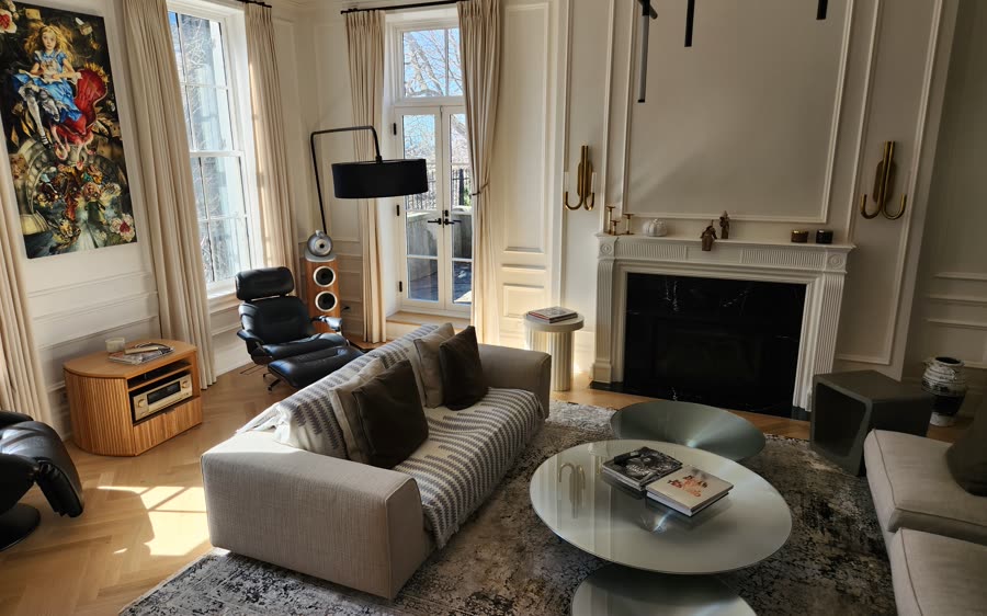 Salon résidentiel avec haut-parleurs colonne de part et d'autre du foyer