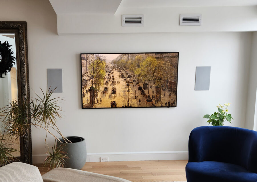 Téléviseur mural au salon avec haut-parleurs encastrés