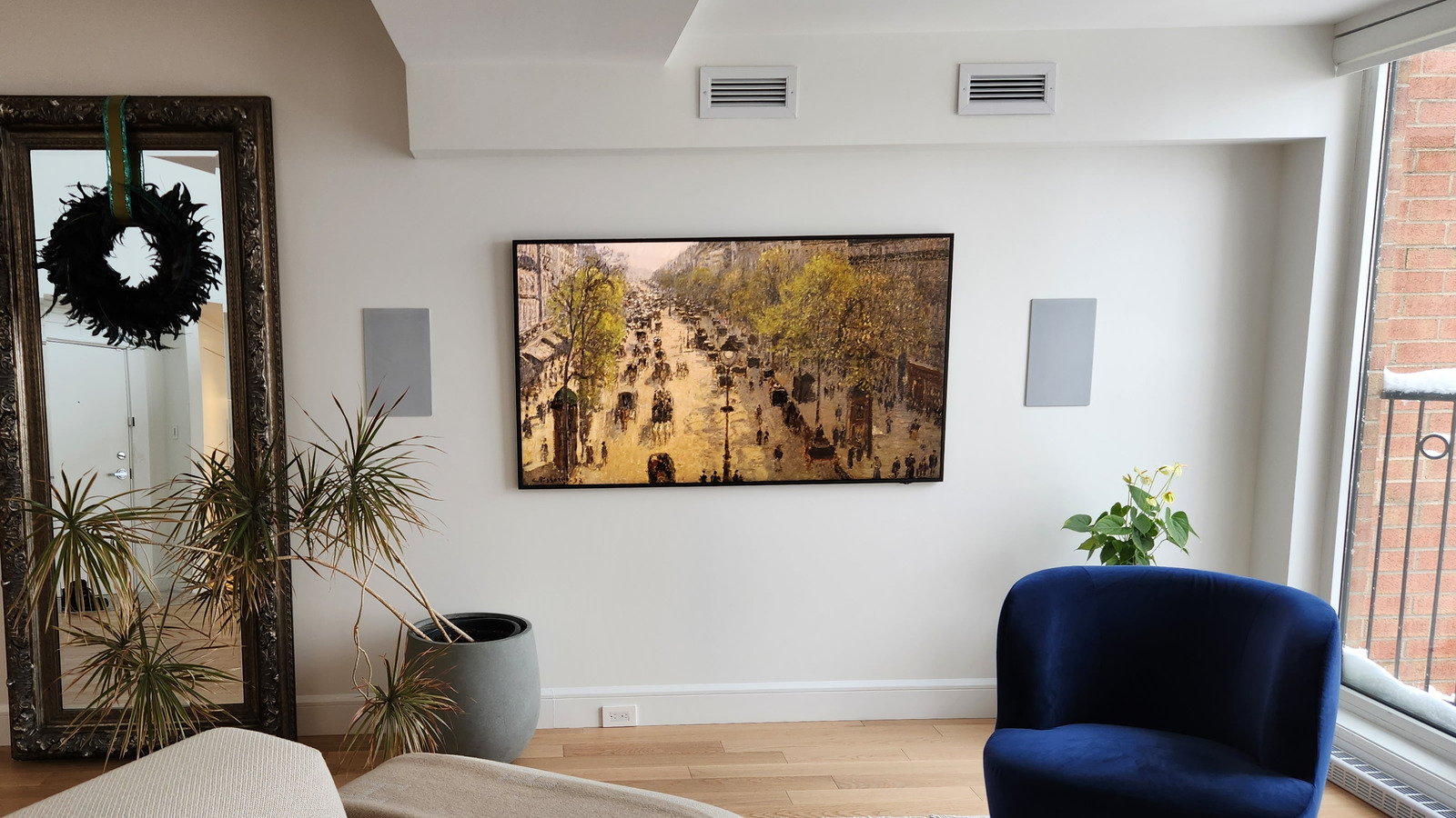 Téléviseur mural au salon avec haut-parleurs encastrés