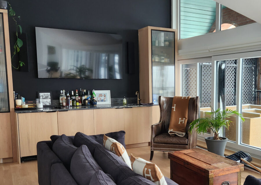 Téléviseur mural grand format dans un salon-bar