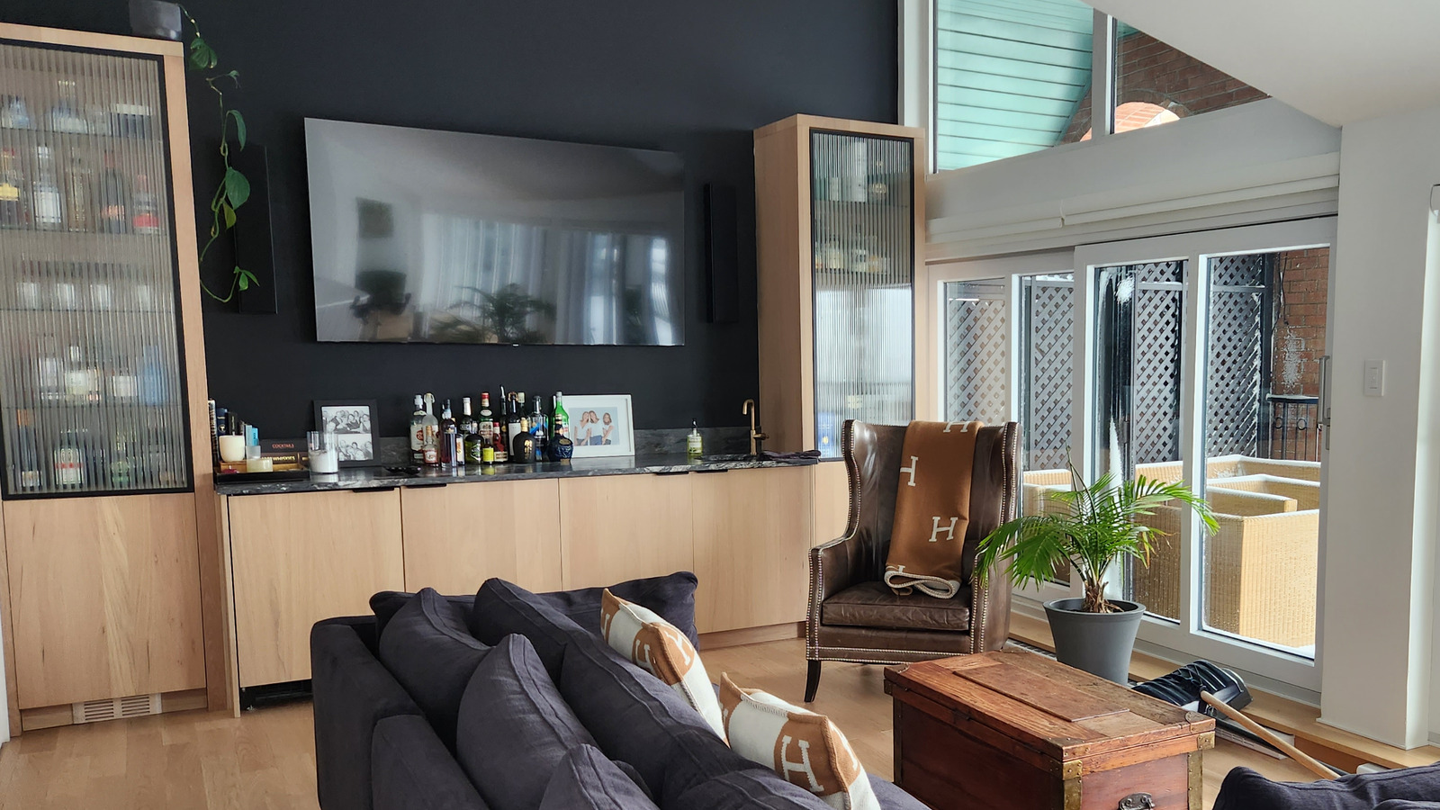 Téléviseur mural grand format dans un salon-bar